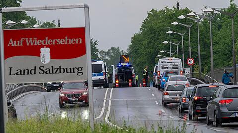 Auf einer Brücke zwischen Freilassing und Salzburg richtete die Bundespolizei wieder einen festen Kontrollpunkt ein.