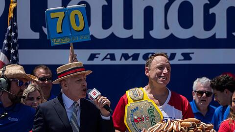 Joey Chestnut (r) schaffte das Comeback beim Hot-Dog-Wettessen,