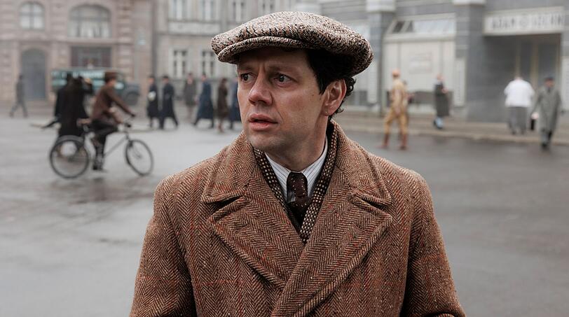 Kriminalassistent Gr&auml;f (Christian Friedel) geh&ouml;rt der queeren Szene Berlins an. Nach Macht&uuml;bernahme der Nazis d&uuml;rfte es f&uuml;r ihn nun besonders eng werden.