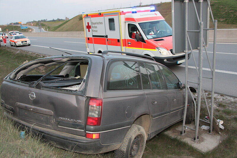 Der Opelfahrer setzte seinen Wagen frontal gegen ein Verkehrsschild.