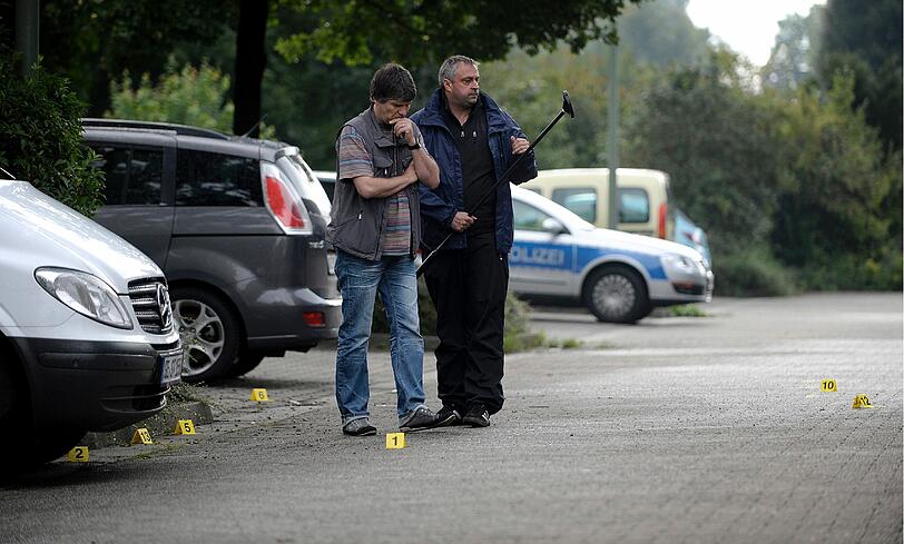 Angeblich ein Verkehrsunfall. Ein Mann, der aus dem Nichts mit Messern auf Polizisten einsticht. Nachbarn, die in der Stille der Nacht Schüsse hören. Was wie eine Szene aus einem Krimi klingt, wird für zwei Beamte in Gelsenkirchen Realität. Die Bilder von der Spurensicherung am Tatort in Gelsenkirchen.