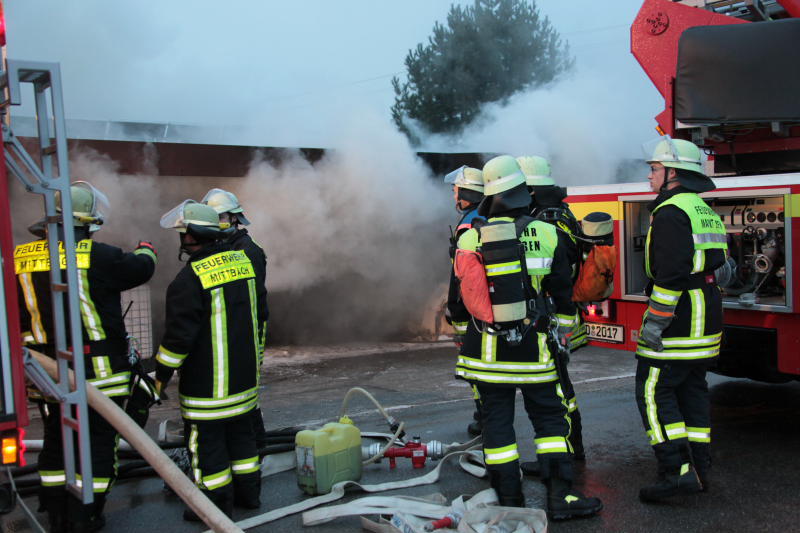 Rauch-Alarm am Rosenmontag in Mittbach: Unter einem Vordach ist ein Motorboot in Brand geraten. Zwei Personen wurden dabei leicht verletzt. Die Bilder vom Feuerwehreinsatz