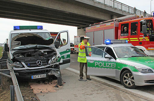 Spektakulärer Unfall bei Freising: Ein Werttransporter ramponiert drei Polizeiautos. Die Bilder von den Aufräumarbeiten.