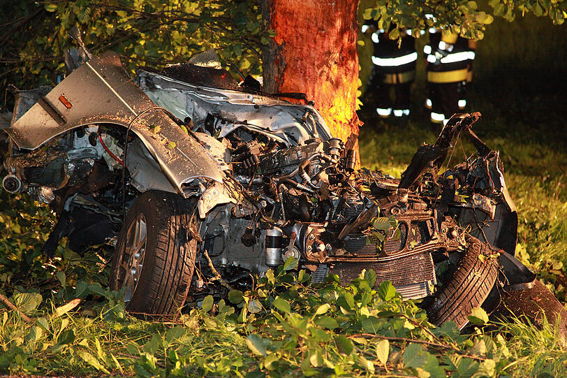 Ein 18-Jähriger ist in der Nacht zum Samstag im oberbayerischen Schechen (Landkreis Rosenheim) mit seinem Auto gegen einen Baum gefahren. Er und sein Beifahrer sind gestorben.