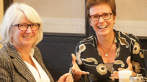 Im Café Ringelnatz kennt sich Isabell Zacharias (re.) aus, sie wohnt in der Nähe. Am Montag traf sie sich mit AZ-Redakteurin Angela Böhm.