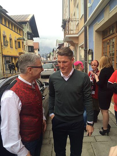 Vizekapitän Bastian Schweinsteiger mischte sich in seiner oberbayrische Heimat bei den "Roten vom Werdenfelserland" in Garmisch-Partenkirchen unter die Fans