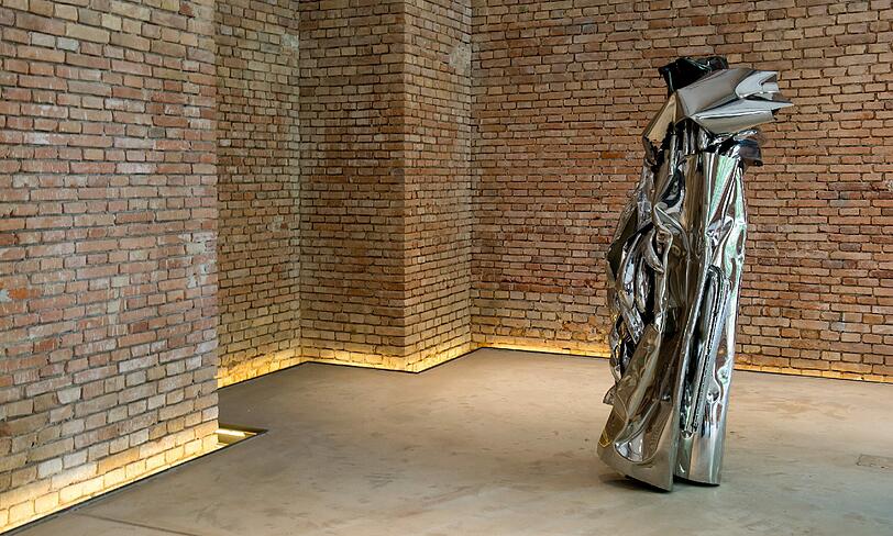 Ein Werk von John Chamberlain in der Ausstellung.