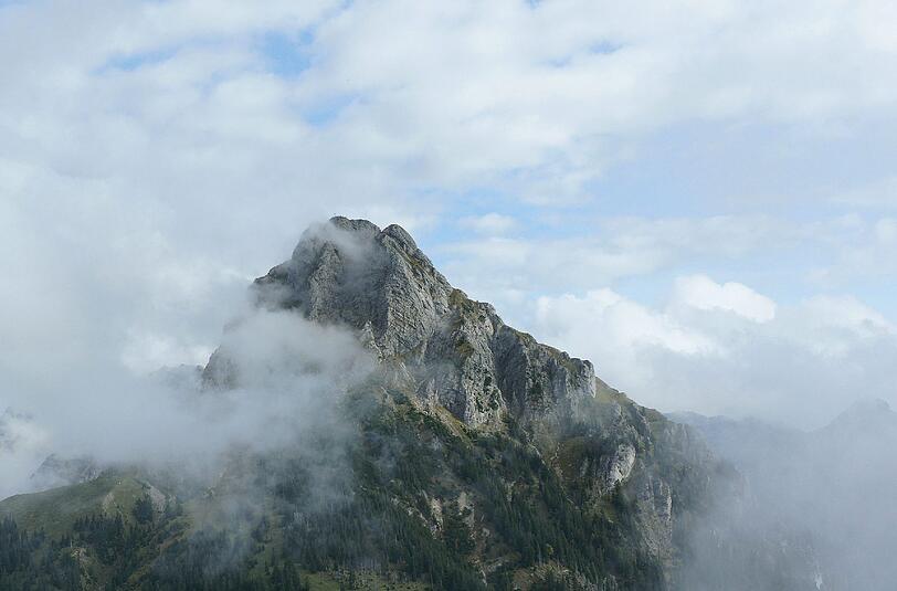 Wolkenverhangen: Blick auf den Aggenstein.