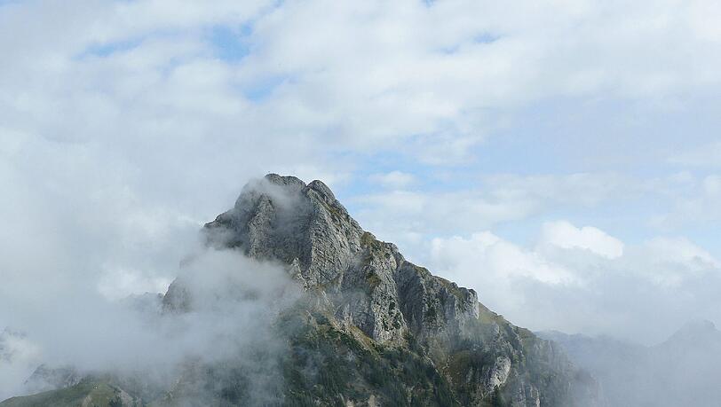 Wolkenverhangen: Blick auf den Aggenstein. Wolkenverhangen: Blick auf den Aggenstein.