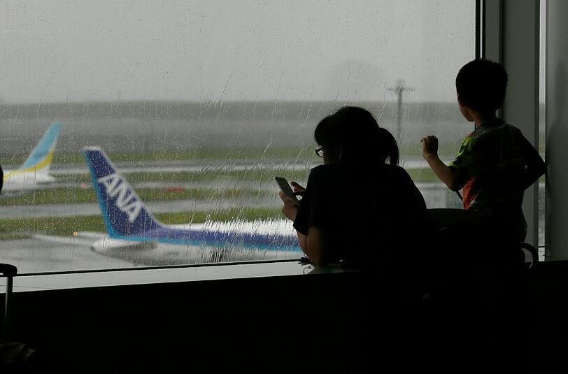 Tokio: Fast 400 Flüge und rund 100 Züge wurden wegen starker Regenfälle und heftiger Winde gestrichen. Foto: Kimimasa Mayama