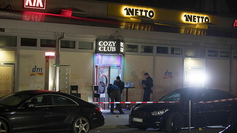 Vor einer Berliner Disko kommt es in der Nacht auf Samstag zu einer Schießerei, bei der ein Mann stirbt.