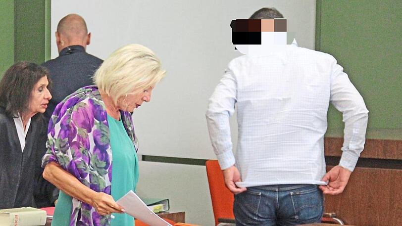 Weitgehend geständig: Der Angeklagte Emir V., die Dolmetscherin und Anwältin Garina Hamel (l.).