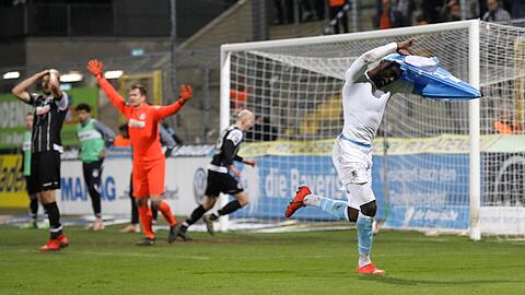 Prince Osei Owusu zog sich nach dem Siegtreffer gegen Aalen das Trikot vom Leib.