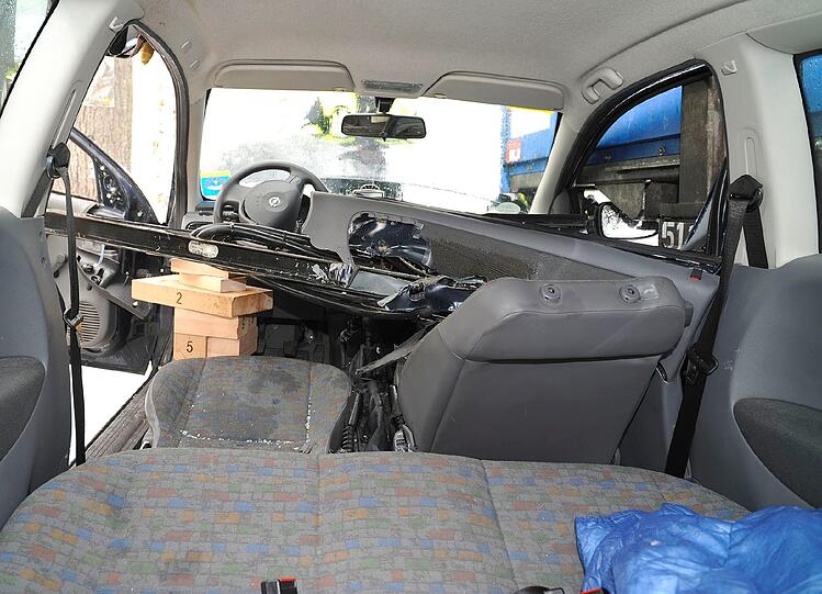Warum ihr Auto ins Rutschen kam, ist nicht bekannt. Aber klar ist auf jeden Fall: Die beiden jungen Männer in Riem hatten großes Glück. Eine Lkw-Deichsel, die sich von der Beifahrer- bis zur Fahrertür bohrt, klemmt einen zwar ein, aber verletzt beide nur leicht.