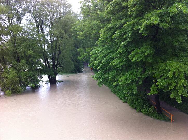 Unten gehen Fußgänger normalerweise trockenen Fußes entlang der Isar.