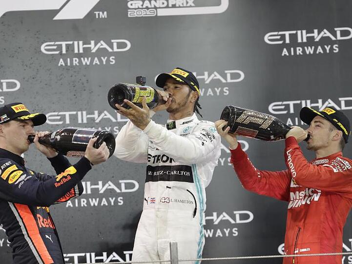 Statt der Champagner-Sause auf dem Podium wird es nach den Grand Prix nun eine Zeremonie auf der Zielgeraden geben.