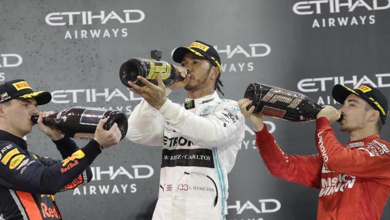 Statt der Champagner-Sause auf dem Podium wird es nach den Grand Prix nun eine Zeremonie auf der Zielgeraden geben. Statt der Champagner-Sause auf dem Podium wird es nach den Grand Prix nun eine Zeremonie auf der Zielgeraden geben.