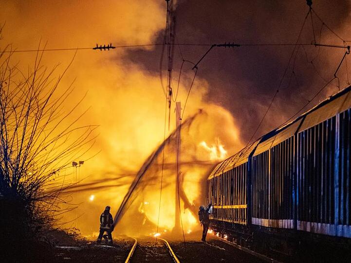 58 Menschen, die in der Nähe wohnten, mussten in der Nacht ihre Häuser verlassen. Verletzte gab es nach Angaben der Bundespolizei nicht.