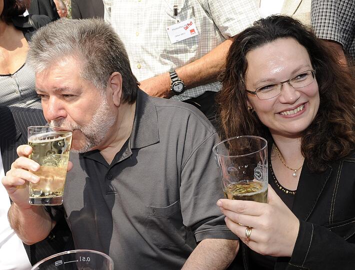 Andrea Nahles hat kein Problem damit, mit Parteichef Kurt Beck eine Weinschorle zu trinken.