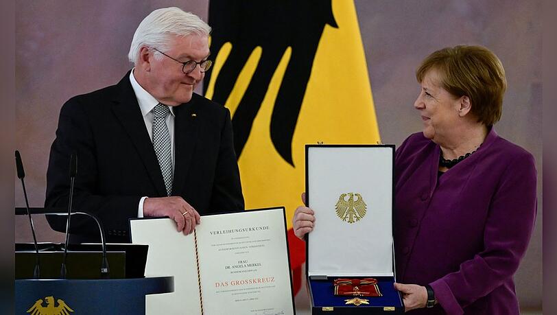 Als erste Frau erhielt Angela Merkel das "Großkreuz des Verdienstordens der Bundesrepublik Deutschland in besonderer Ausführung".