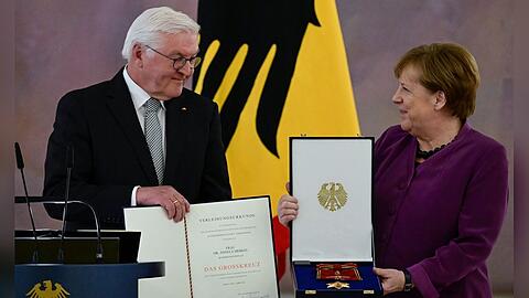 Als erste Frau erhielt Angela Merkel das "Großkreuz des Verdienstordens der Bundesrepublik Deutschland in besonderer Ausführung".