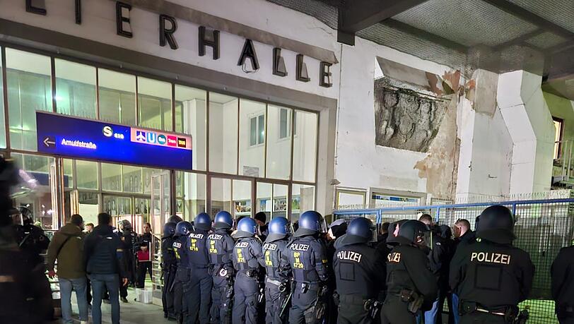 In Reih und Glied: Bundespolizei und auch Münchner Polizei erwarteten am Starnberger Flügelbahnhof die Sechzger-Fans. In Reih und Glied: Bundespolizei und auch Münchner Polizei erwarteten am Starnberger Flügelbahnhof die Sechzger-Fans.