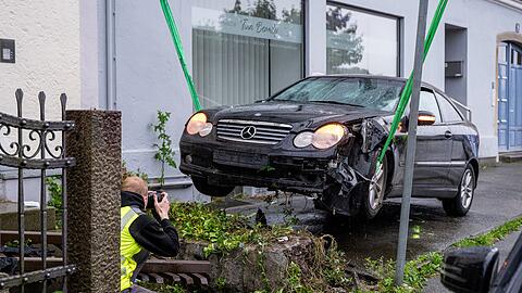 Am frühen Abend wurde der Unfallwagen mit einem Kran abtransportiert.