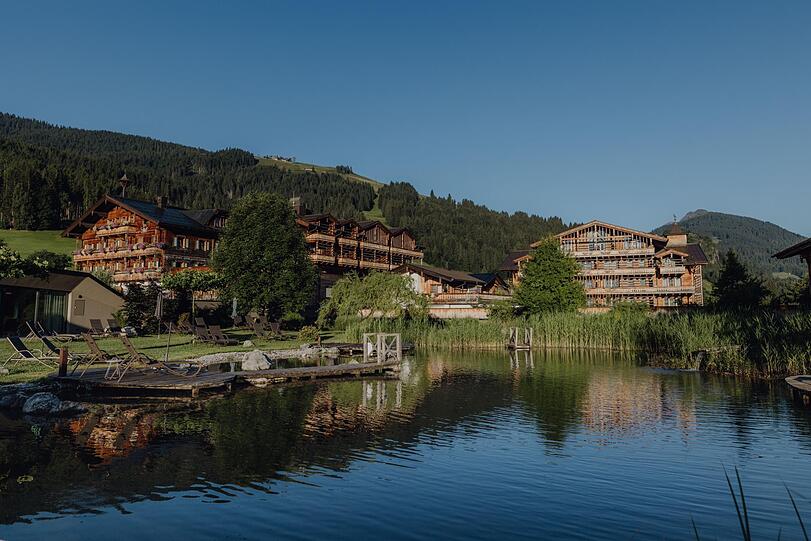 Das Naturhotel Puradies zwischen Asitz- und Steinbergbahn hat auch einen Naturbadeteich.