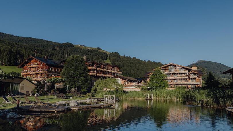 Das Naturhotel Puradies zwischen Asitz- und Steinbergbahn hat auch einen Naturbadeteich.
