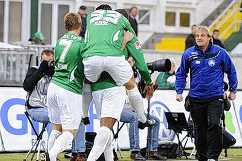 So schön feiert ein Spitzenreiter: Bernd Nehrig, Danijel Aleksic, Kingsley Onuegbu und Trainer Mike Büskens (v.l.).