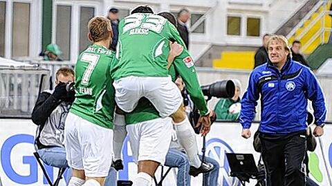 So schön feiert ein Spitzenreiter: Bernd Nehrig, Danijel Aleksic, Kingsley Onuegbu und Trainer Mike Büskens (v.l.).