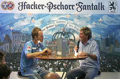 Arne Feick nach dem 4:0-Sieg mit Stadionsprecher Stefan Schneider beim Hacker-Pschorr-Fantalk