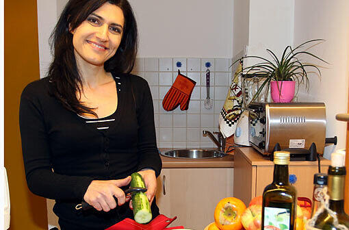 Frische Zutaten: Karine Mnatsakanyan bereitet in ihrer Küche einen Salat vor.