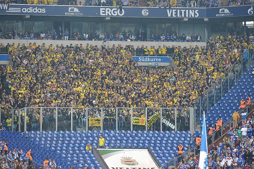 Der Gästeblock ist schon gut gefüllt vor dem Spiel.