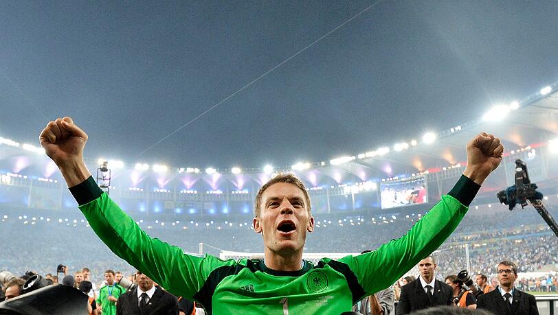 Ein Tag für die Ewigkeit: Manuel Neuer feiert den Weltmeister-Titel im Maracana-Stadion in Rio de Janeiro. Ein Tag für die Ewigkeit: Manuel Neuer feiert den Weltmeister-Titel im Maracana-Stadion in Rio de Janeiro.