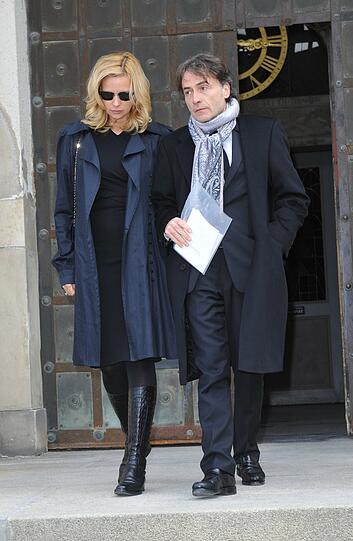 Schauspielerin Veronica Ferres und Giovanni di Lorenzo, Chefredakteur der "Zeit", kommen von der Trauerfeier von Helmut Dietl in der Aussegnungshalle am Nordfriedhof in München.