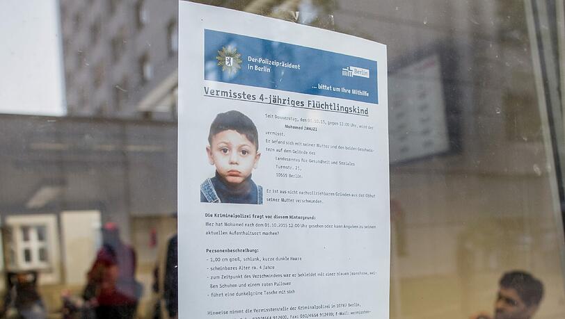 Ein Plakat mit einem Suchaufruf nach dem vierjährigen Flüchtlingsjungen Mohamed. Die Suche blieb leider erfolglos. Ein Plakat mit einem Suchaufruf nach dem vierjährigen Flüchtlingsjungen Mohamed. Die Suche blieb leider erfolglos.