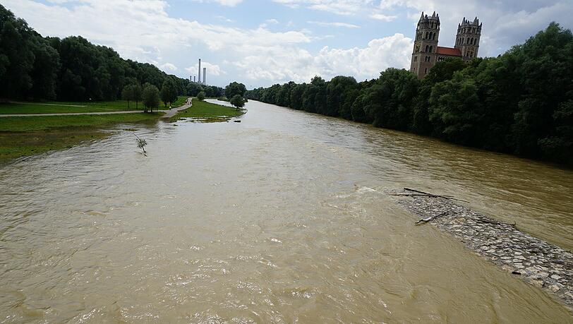 Von einem Isar-Hochwasser in München sind wir noch ein gutes Stück entfernt &ndash; aber so langsam schaukelt sich das Ganze hoch. Und schwappt an einigen Stellen sogar über. Bislang nur an den renaturierten Flächen. Aber auch dafür sind die ja geschaffen worden. Gut so.
