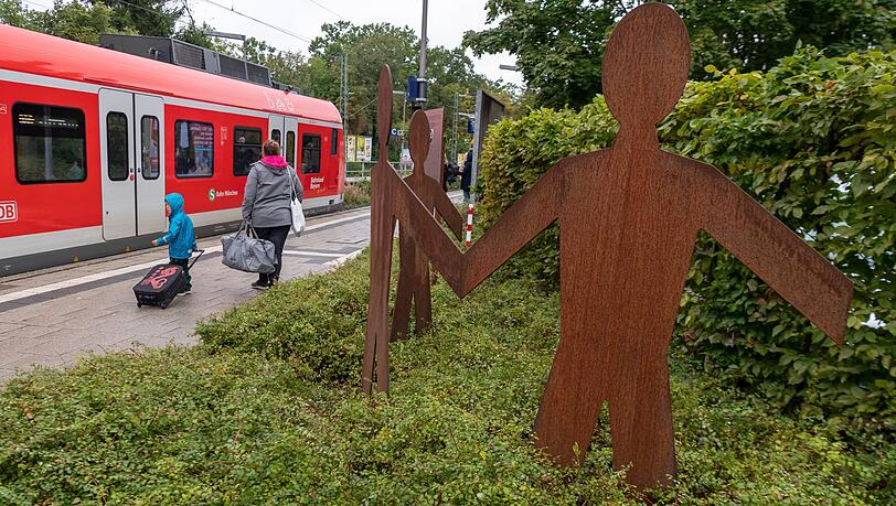 Ein Mahnmal erinnert am S-Bahnhof Solln an die Tat. Ein Mahnmal erinnert am S-Bahnhof Solln an die Tat.