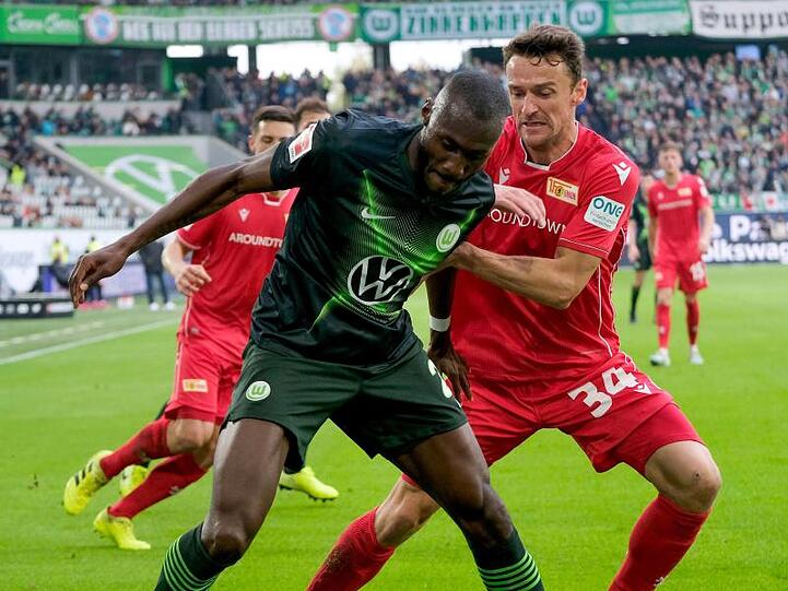 Unions Christian Gentner (r) im Duell mit seinem ehemaligen Teamkollegen Josuha Guilavogui.