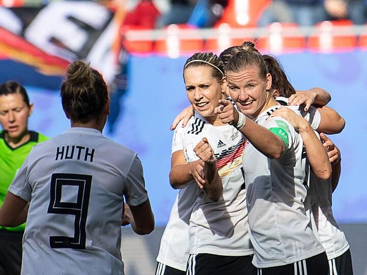 Die deutschen Spielerinnen feiern das 1:0 gegen Spanien.