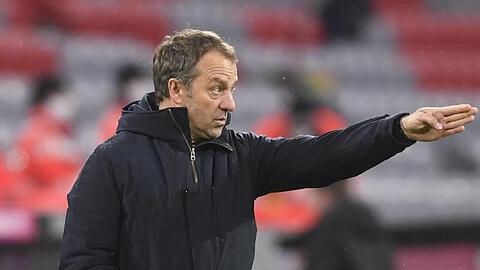 Bayerns Trainer Hansi Flick gibt Anweisungen - am Dienstag trifft er mit seiner Mannschaft in der Königsklasse auf Lazio Rom.