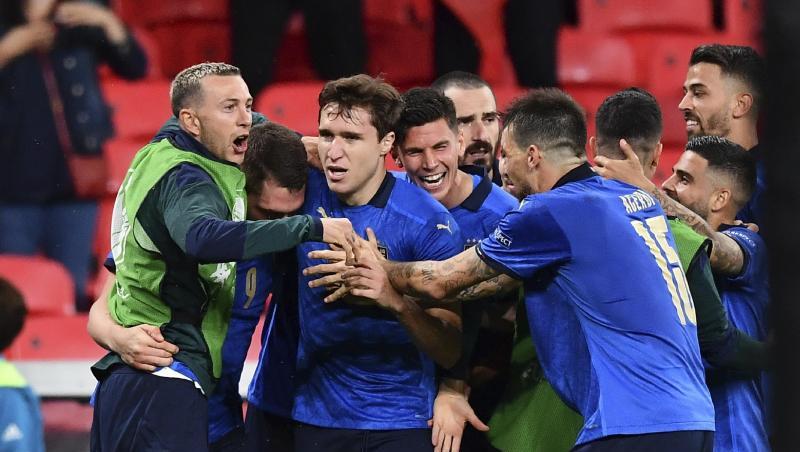 Die Italiener um Torschütze Federico Chiesa (M.) gewannen gegen Österreich nach Verlängerung.
