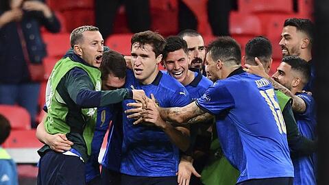 Die Italiener um Torschütze Federico Chiesa (M.) gewannen gegen Österreich nach Verlängerung.