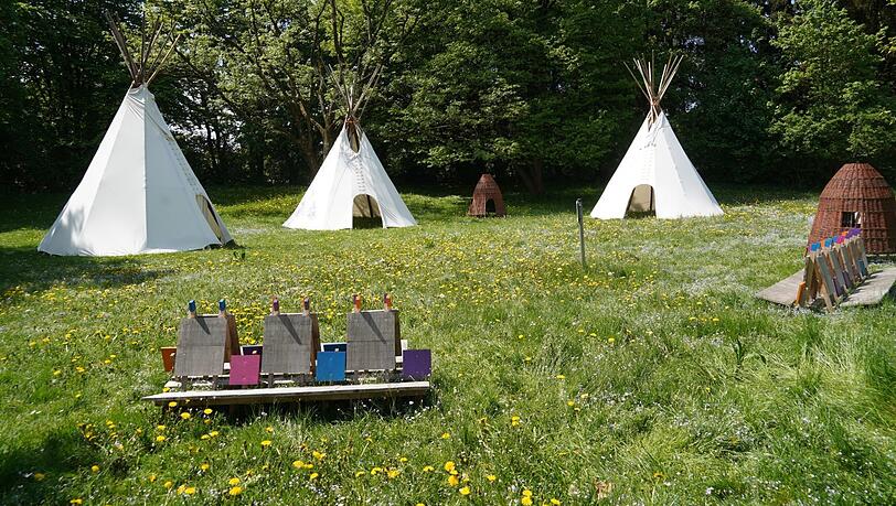 Das "Tipi-Dorf" für Kinder im hinteren Bereich von Fluffy Clouds. Ob hier auch Lagerfeuer gemacht werden darf, will Michi Kern noch klären. Das "Tipi-Dorf" für Kinder im hinteren Bereich von Fluffy Clouds. Ob hier auch Lagerfeuer gemacht werden darf, will Michi Kern noch klären.