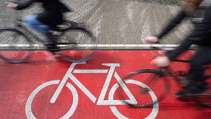 Radfahrer fahren auf einem Radweg.
