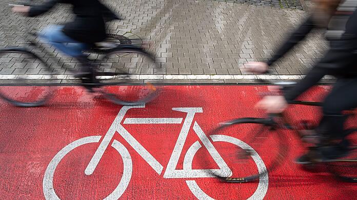 Radfahrer fahren auf einem Radweg.
