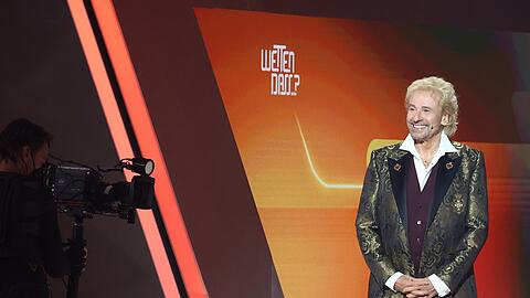 Thomas Gottschalk kommt zu Beginn der Jubiläumsshow "Wetten, dass..?" auf die Bühne.