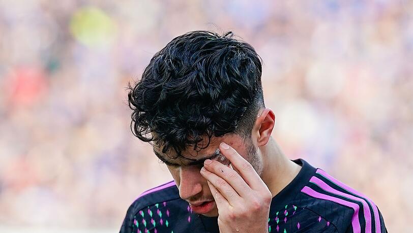 Münchens Aleksandar Pavlovic geht verletzt vom Spielfeld.