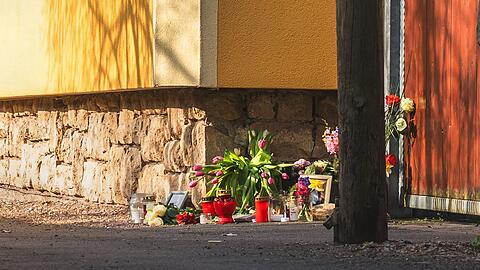 Vor dem Tathaus in Klettbach (Weimarer Land) drückten Menschen ihr Mitgefühl aus, indem sie Blumen und Kerzen aufstellten.
